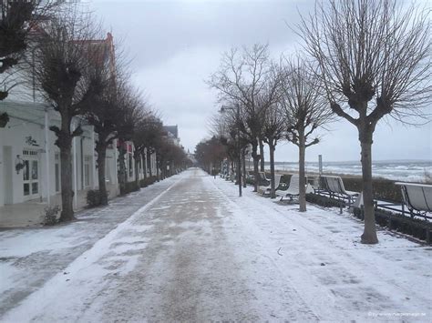 Hier bilden die abwechslungsreiche natur, zahlreiche sehenswürdigkeiten und der charme eines traditionsreichen badeortes eine reizvolle symbiose. Die leergefegte Binzer Strandpromenade im Winter ...