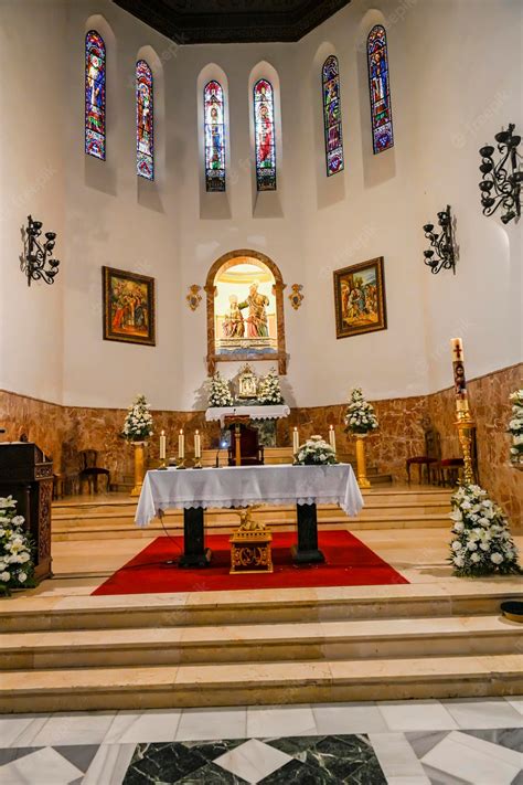 Altar Mayor En La Nave Central De Una Iglesia Católica Foto Premium