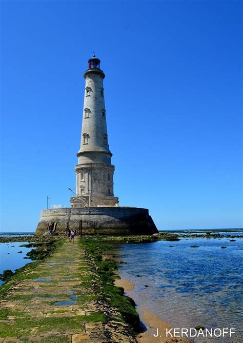 Le phare de cordouan est un phare situé à sept kilomètres en mer sur le plateau de cordouan, à l'embouchure de l'estuaire de la gironde, estuaire formé par la confluence de la garonne et de la. Phare de Cordouan | MERCI beaucoup à tous et toutes de vos ...
