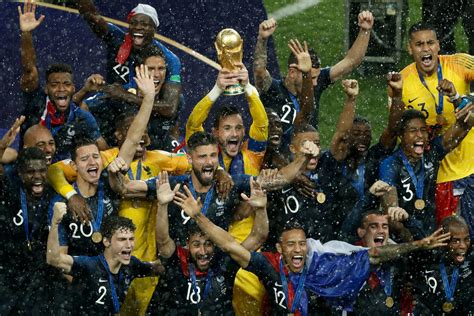Vidéo La France Soulève Le Trophée De La Coupe Du Monde