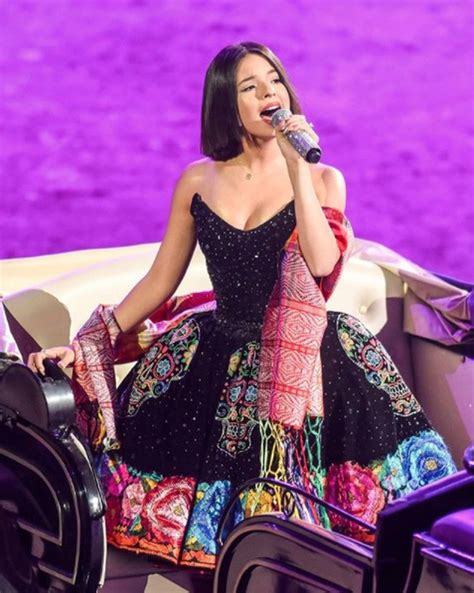 Ángela Aguilar sorprende a sus fans con un vestido mexicano de brillantes