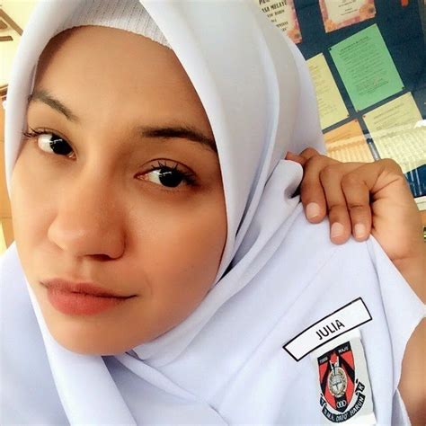 Dari maklumat awal yang aku tahu dari kawan ku itu. Mardiana Alwi Dengan Gaya Budak Sekolah | Azhan.co