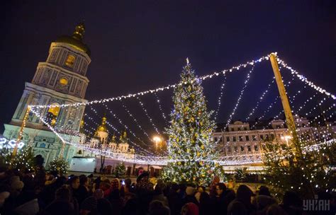 Ukraines Main Christmas Tree Lit Up In Kyiv Photos Unian