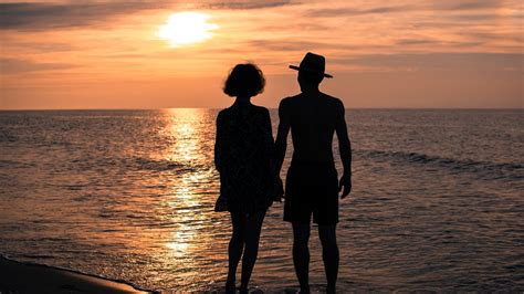 Your romantic stock images are ready. Download 1920x1080 HD Wallpaper sunset ocean couple romantic beach cloud dream, Desktop ...