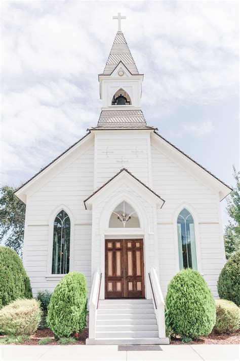 The perfect white chapel for a timeless and small wedding ceremony with