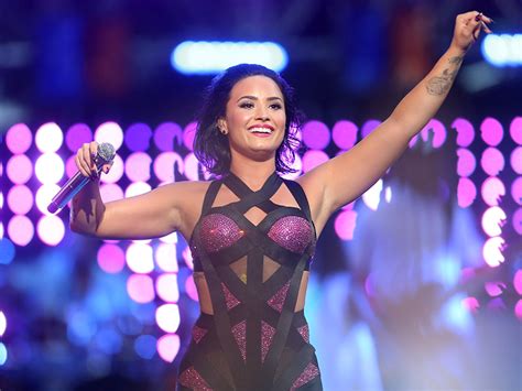 Vmas 2015 Demi Lovato Performs Cool For The Summer