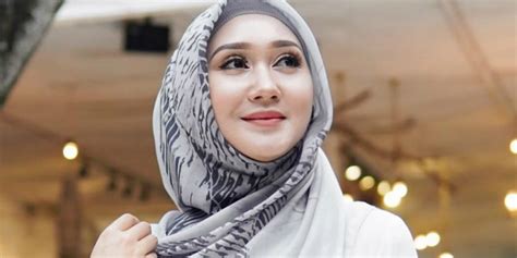 Gaya Hijab Stylish Dian Pelangi Dari Voal Sampai Kantoran