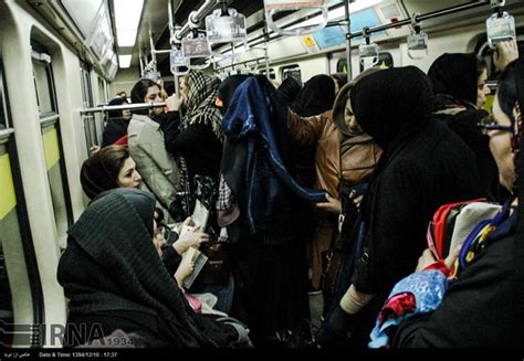 زنان دستفروش در متروی تهران عکس