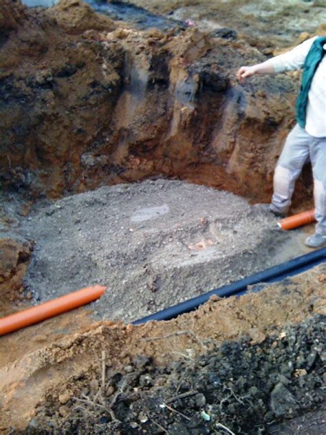 Alle abwasserleitungen vereinigen sich unterirdisch innerhalb eines grundstückes, führen zur kanalisation, und sind von einem revisionsschacht aus zugänglich. Versorgungsleitungen | Bautagebuch