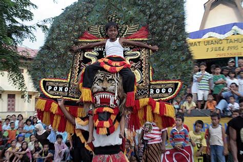 Reog Ponorogo Containing Elements In It Magig Javatour Visitindonesia