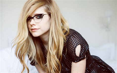 2560x1600 Avril Lavigne Glasses Dress Look Hair Wallpaper