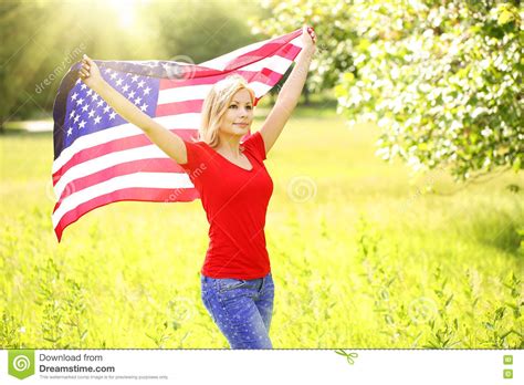 Patriottische Jonge Vrouw Met Amerikaanse Vlag Stock Foto Image Of