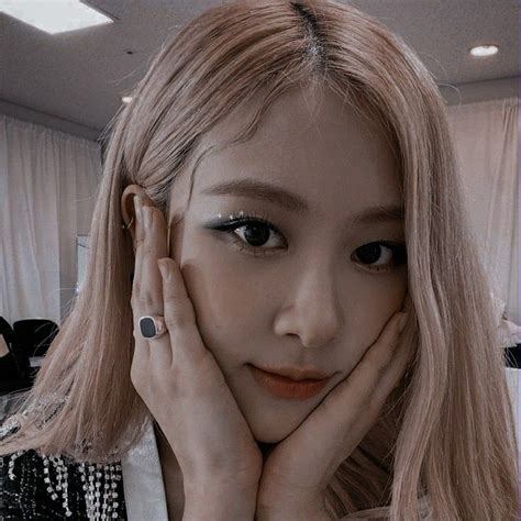 Rose blackpink wallpaper kpop kpopgg kpopwallpaper kpopaesthetic. BLACKPINK - ROSIE aesthetic icons