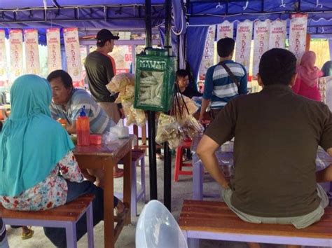 Bakso rudal anggrek ini menyediakan bakso dengan isian daging atau urat sapi cincang dengan tingkat baca juga: Bakso Beranak di Surabaya - GoTravelly