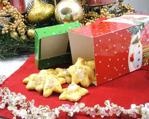 Gingersnap cookie sandwiches with a lemon cream filling. Christmas Lemon Cookies - Grabandgorecipes