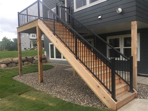 Learn how to make these hog wire panels for your next railing. Aluminum Stair Railing