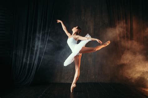 graciosa bailarina en vestido blanco bailando en clase entrenamiento de bailarina de ballet en