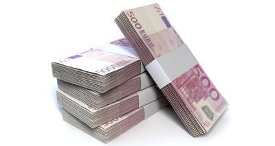 Review of a 500 euro bill and compared to a 5 euro bill. Nach EZB-Entscheidung: 26 Millionen 500-Euro-Scheine weniger im Umlauf