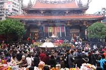 There are so many temples, shrines and gardens in the city, so it is one of the best places to visit in japan. 艋舺龍山寺官網 - 龍山寺簡介