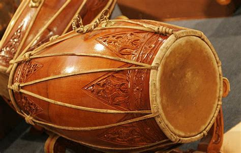 Pada bagian badan, ada sebuah lubang memanjang dan terbuat dari besi atau perunggu. Alat Musik Tradisional Jawa Tengah