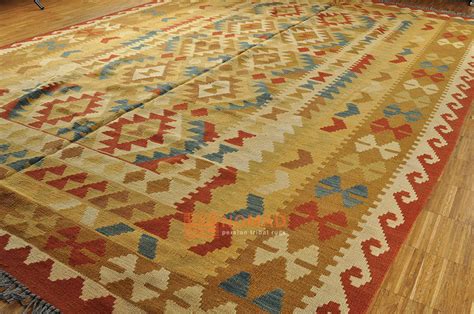 Diese modernen kelims zeichnen sich durch minimalistische muster aus und sind in einer vielzahl von farben und farbkombinationen erhältlich. Kelim Teppich | Haus Deko Ideen