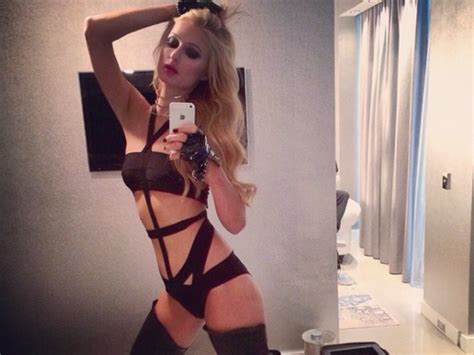 See Paris Hiltons Sexy Selfie