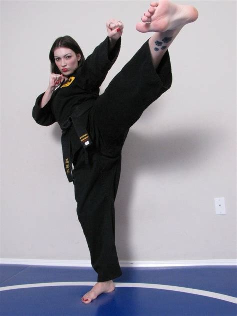 Pin By Not Sure On Martial Art Girls [ Poses ] Women Karate Martial Arts Girl Martial Arts Women