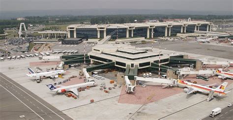 The linate airport disaster occurred in italy in 2001 at linate airport in milan on the morning of monday, 8 october. L'aeroporto di Milano Linate chiude per tre mesi