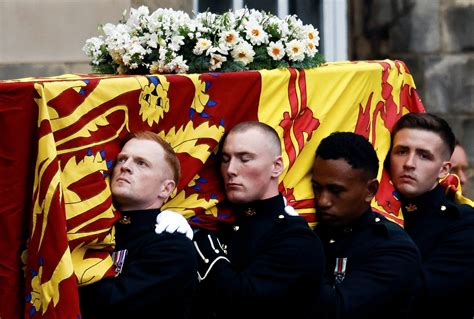 Queen Elizabeth Ii S Coffin Arrives In Scottish Capital Before London