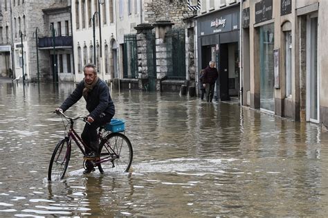 In Pictures Flooding In Paris As River Seine Bursts Its Banks Ibtimes Uk