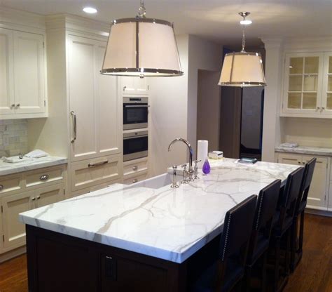 The glossy black quartz counter also contrasts well with the wood tones. Why Quartz is an Excellent Option for a Kitchen Countertop