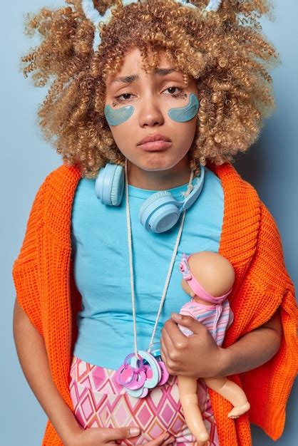 Une Femme Aux Cheveux Bouclés Bouleversée Touche Le Ventre étant