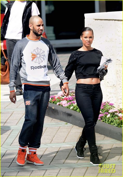 Alicia Keys And Swizz Beatz Holding Hands In Miami Photo 2837787
