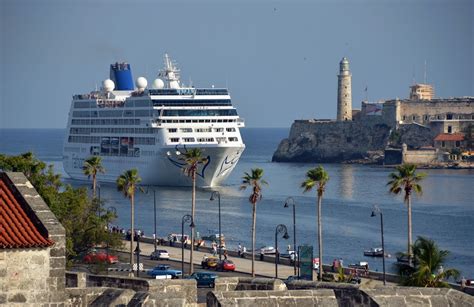 by marc frank havana reuters hundreds of tourists and a handful of emotional cuban americans