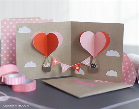 The trend of handmade pop up cards has recently made their way back to our lives. DIY pop-up Valentine's card | Skip To My Lou