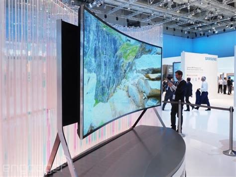 Samsungs Bendable 105 Inch Uhd Tv Can Transform From Flat To Curved