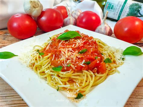 Spaghetti Al Pomodoro I Spaghetti Napoli Makaron Z Sosem Pomidorowym
