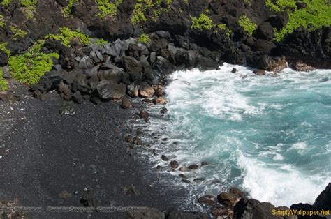 Tropical Cove At Waianapanapa State Park On The Island Of Maui Desktop