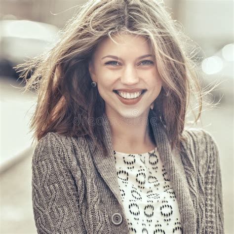 Portret Młoda Szczęśliwa Uśmiechnięta Kobieta Plenerowa Zdjęcie Stock