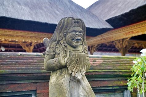 Estatua De Piedra Religiosa De Uno De Los Parques De Indonesia Foto De
