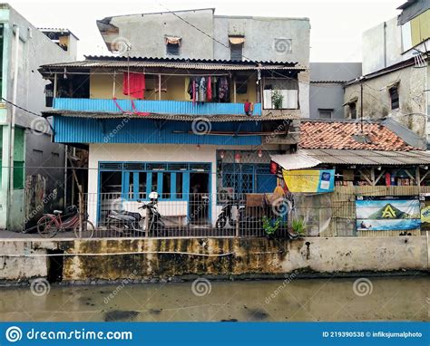 Casa De Tambora Jakarslum Em Frente A Um Rio Sujo Em Uma área