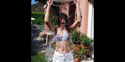 Vidéo L actrice Emmy Rossum participe au Ice Bucket Challenge le