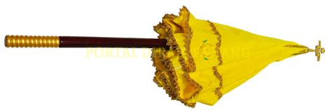 Keris panjang dan sundang disalut dengan perak dan mempunyai pelbagai bentuk ukiran pada hulu dan sarungnya. ALAT KEBESARAN DIRAJA | Portal Diraja Pahang