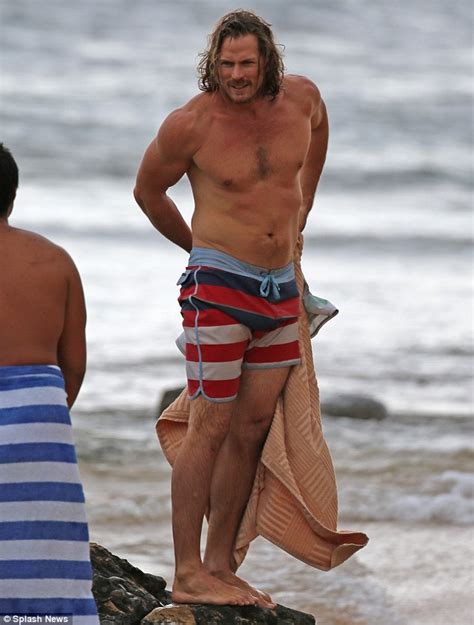 Sex And The City S Jason Lewis He Hits The Waves In Hawaii During Beach Break Daily Mail Online