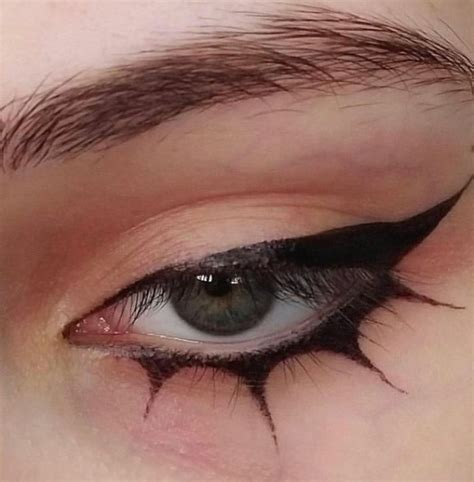 Isabela On Twitter In 2021 Edgy Makeup Grunge Makeup Makeup Eyeliner