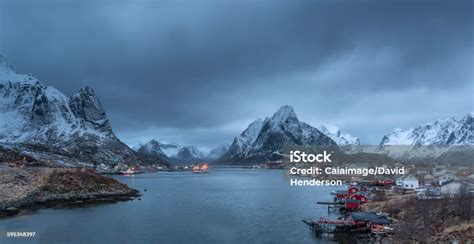 夕暮れレーヌロフォーテン諸島ノルウェーの漁村の上に雪に覆われた山脈 曇天のストックフォトや画像を多数ご用意 曇天 湾 人里離れた
