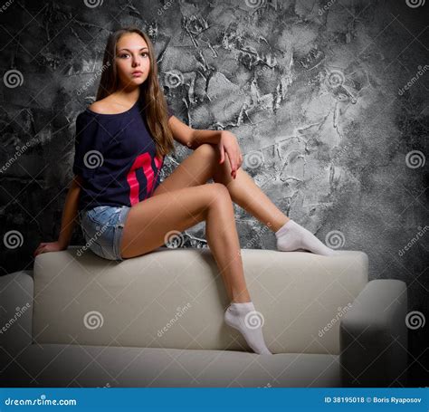 Porträt Des Jungen Mädchens Auf Sofa Stockfoto Bild Von Leute
