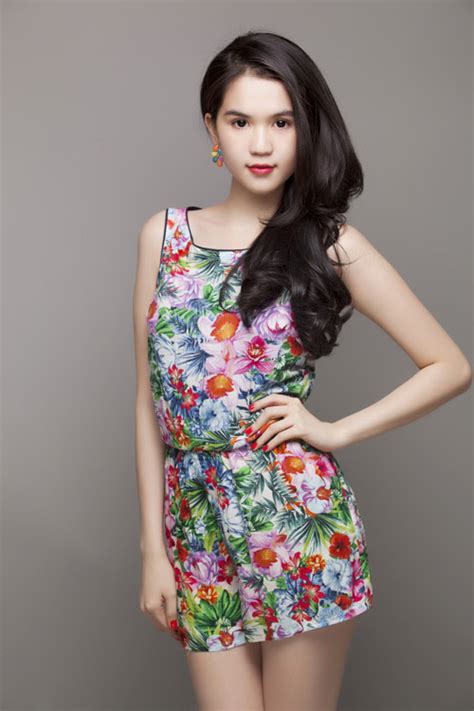 Girl Real Estate Ngoc Trinh Watch Sexy Lace Dress With Flowers