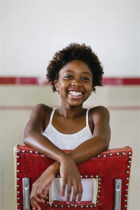 Portrait Of Beautiful Young Black Girl Laughing Del Colaborador De