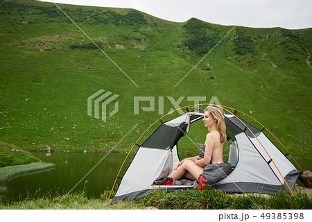 Attractive naked woman in campingの写真素材 PIXTA